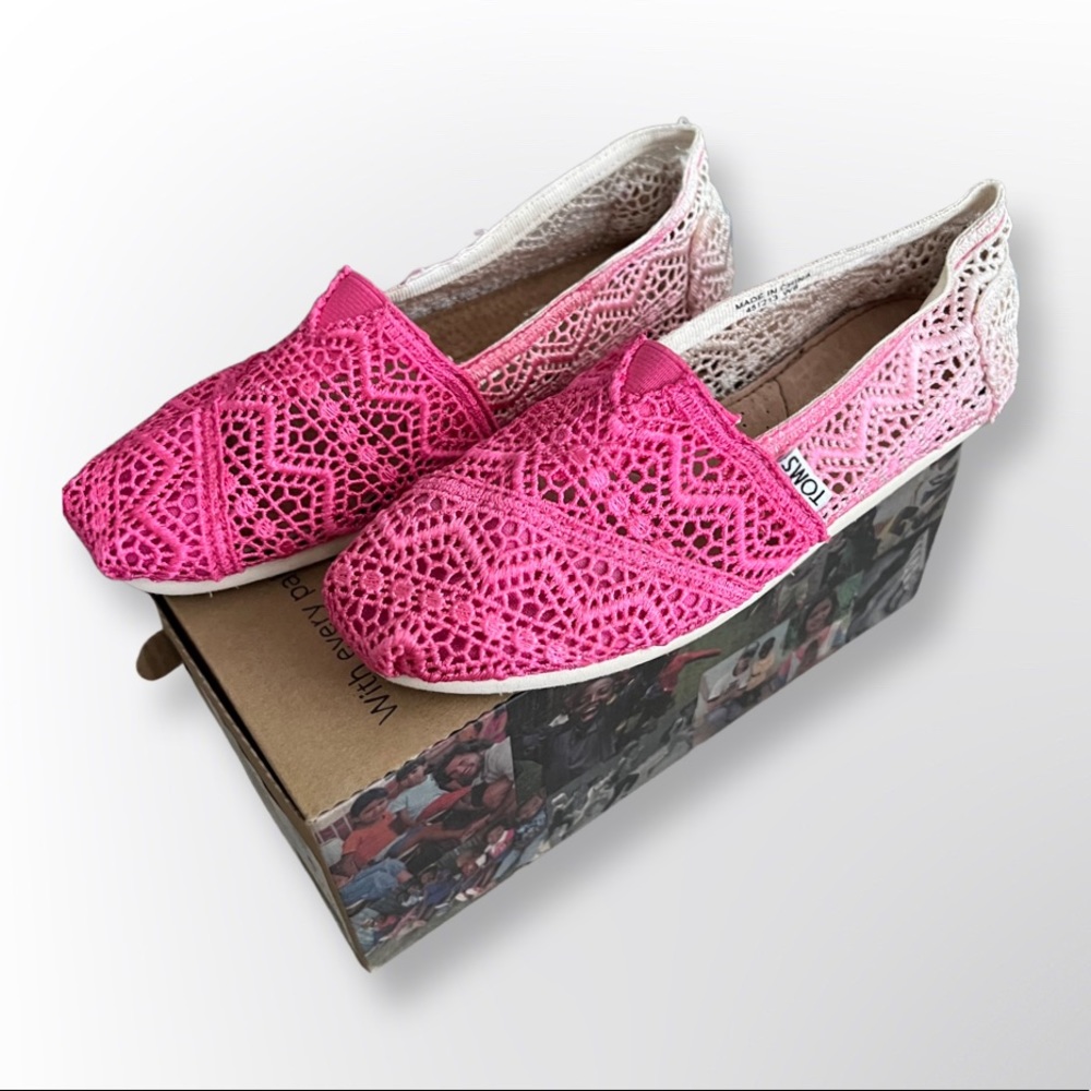TOMS Fuschia Dip-Dyed Crochet Womens Size 6!